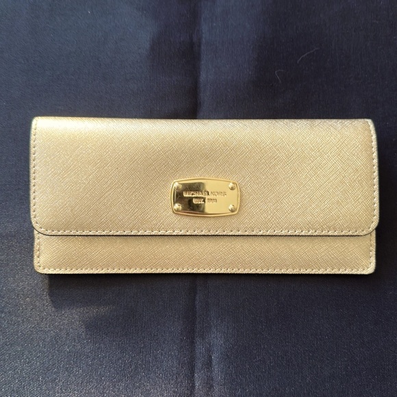 Michael Kors Handbags - Shimmery ✨Rose Gold✨ Michael Kors Wallet